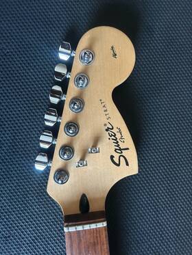 Fender Ic050626639 Squier Affinity Stratocaster Guitar Neck Rosewood With Tuners/plate/bolts