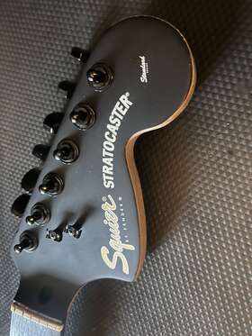 Sn010819630 Fender Squier Standard Stratocaster Guitar Neck Rosewood With Plate/bolts And Tuners
